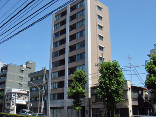 東急東横線　東白楽駅の賃貸マンション　アキラクワトロ　外観です