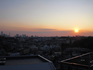 横浜市神奈川区の賃貸マンション　駒形エクセル２　４０２号室からの夕日