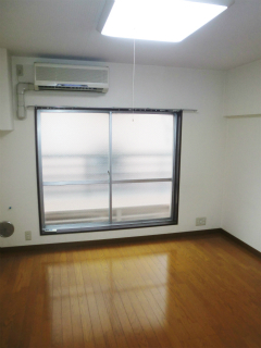 東京都荒川区の賃貸マンション　カルム町屋　２０２号室　フローリングの室内