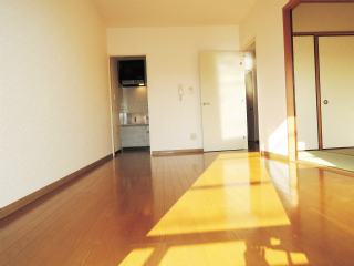 横浜市神奈川区の賃貸マンション　ペイサージュ　２０１号室　明るいリビング