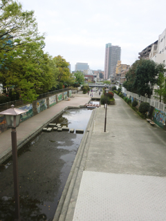 東京都江東区の賃貸アパート　ミ･カシータ　遊歩道